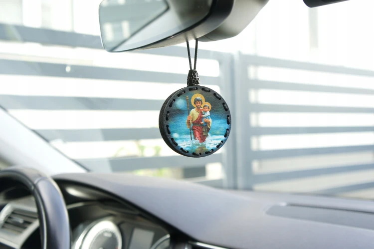 Drewniana zawieszka zapachowa prezent dla chłopaka  Deconet św. Krzysztof.webp