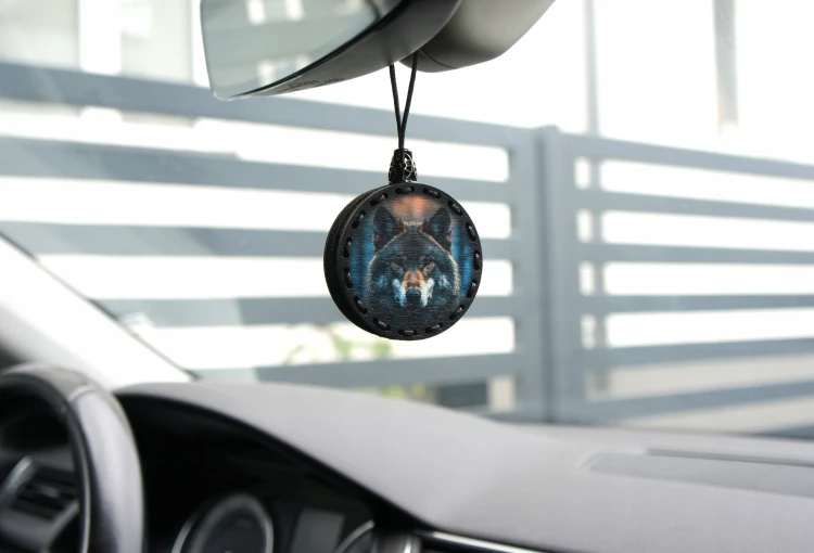 Ddrewniana zawieszka ZAPACH DO SAMOCHODU Deconet  wilk.webp