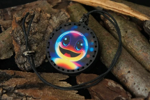 Drewniana zawieszka pachnąca prezent dla mężczyzny Deconet emotka.webp