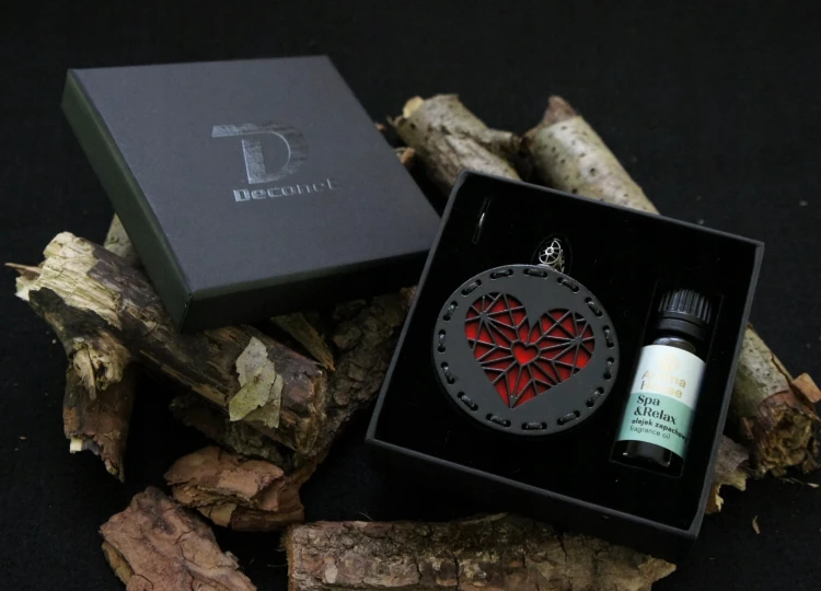 Zestaw zapach do samochodu drewniana zawieszka Deconet Serce.webp