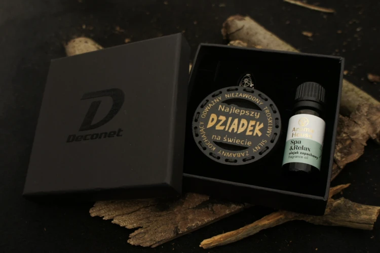 Zapach do samochodu drewniana zawieszka Deconet prezent na dzień dziadka