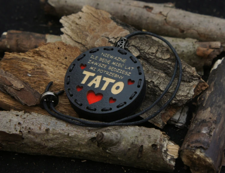 Zapach-do-samochodu-drewniana-zawieszka-Deconet-Prezent-na-dzien-ojca-Numer-katalogowy-producenta-Prezent-na-dzien-taty-D57.jpg