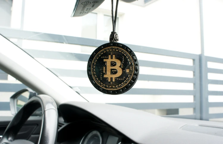 Drewniana zawieszka z filcem do samochodu Deconet Black Premium Wood - Bitcoin