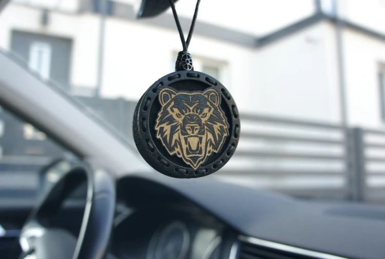 Zapach do auta drewniana zawieszka zapachowa z filcem Deconet Black Premium Wood - Miś
