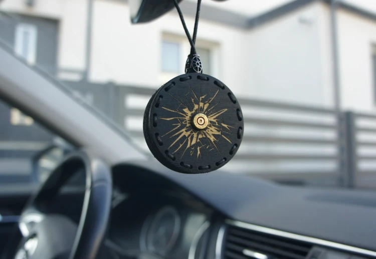 Zapach do auta drewniana zawieszka Deconet Black Premium - Nabój