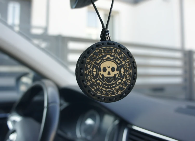 Zapach do samochodu drewniana zawieszka Deconet Moneta Piracka