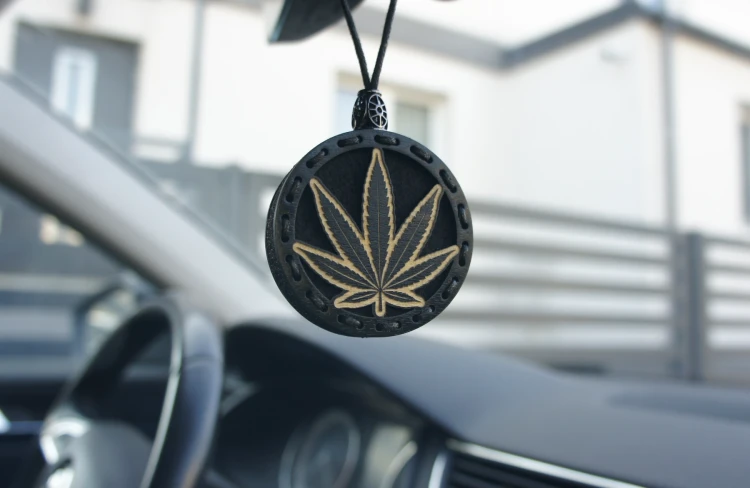 Zapach do samochodu drewniana zawieszka Liść konopi