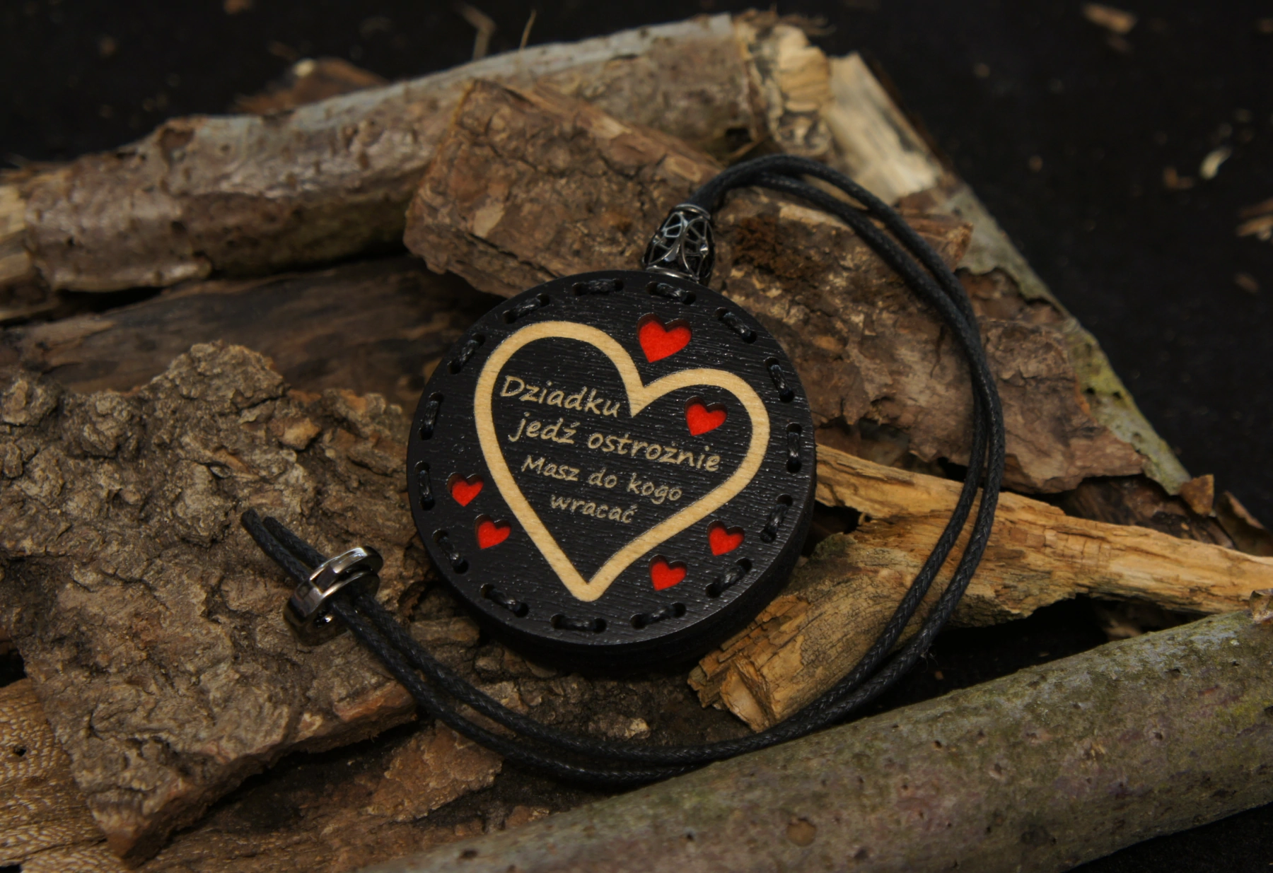 Szukasz pomysłu na wyjątkowy prezent, który zachwyci zarówno wyglądem, jak i funkcjonalnością?  Nasze zapachowe zawieszki do samochodu to innowacyjny produkt, który wyróżnia się na tle masowych odświeżaczy, które tracą zapach po kilku dniach. Wykonane z naturalnych materiałów, takich jak drewno i hipoalergiczny filc, są nie tylko trwałe, ale też niezwykle ekonomiczne. Dzięki możliwości nasączenia filcowej wkładki Twoim ulubionym olejkiem zapachowym, możesz cieszyć się wyjątkowym zapachem do auta przez długi czas.  Teraz to Ty decydujesz, jak pachnie Twój samochód !