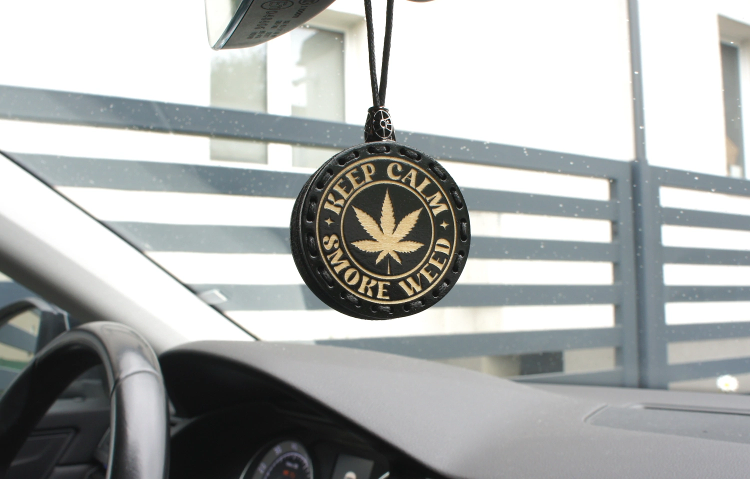 Zapach do samochodu drewniana zawieszka Keep Calm Smoke Weed