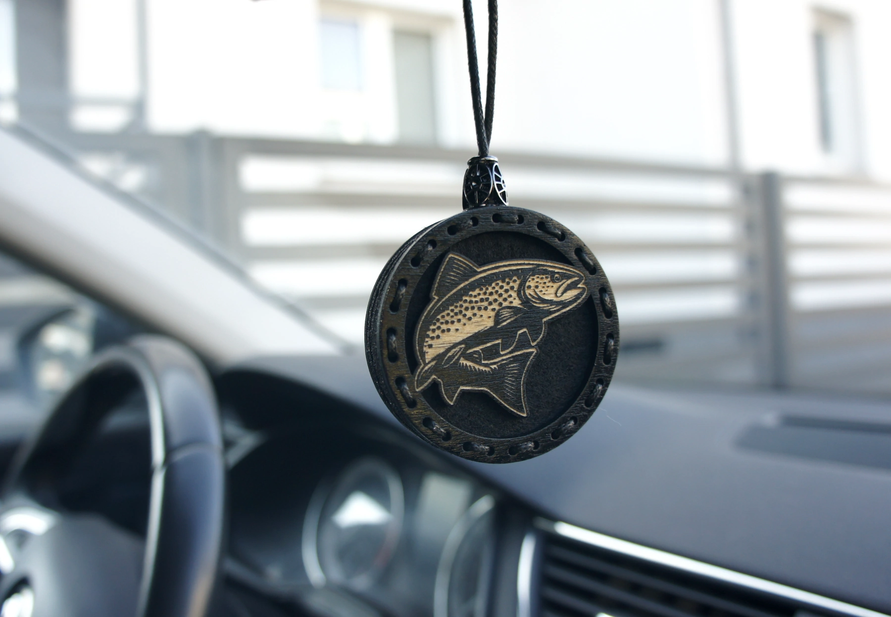 zapach do samochodu zawieszka drewniana pstrąg