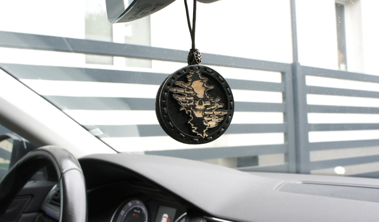 zapach do auta drewniana zawieszka czaszka zombie